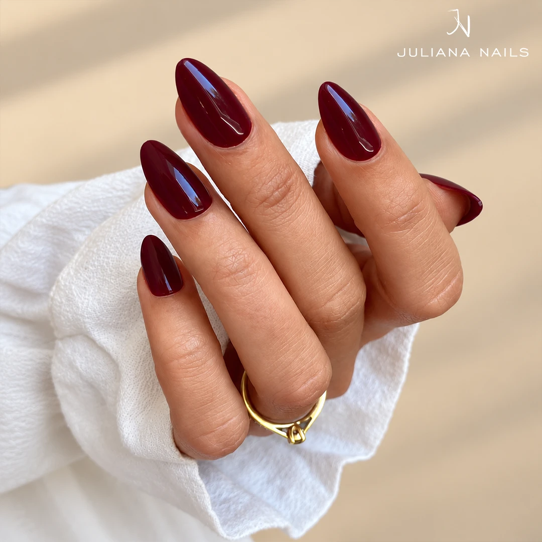 Soft Gel Press Ons – Dark Cherry am Modell getragen