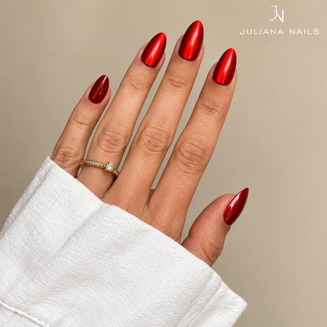 Soft Gel Press Ons – Red Cat Eye am Modell getragen