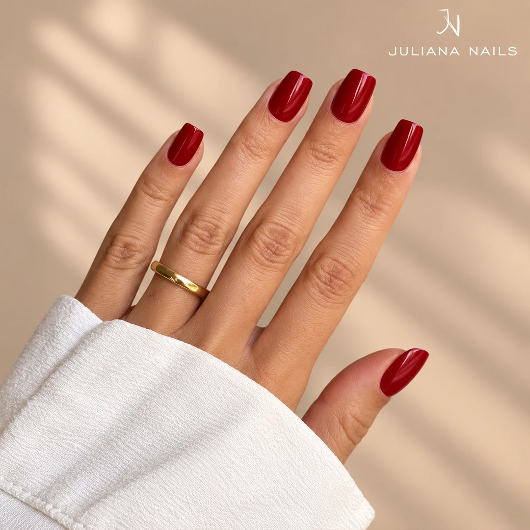 Soft Gel Press Ons – Ruby Red am Modell getragen