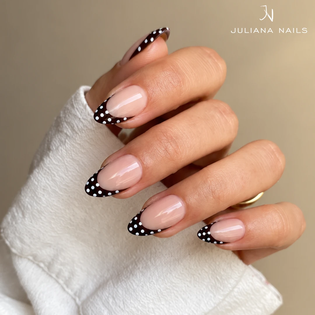 Soft Gel Press Ons – Polka Dot French am Modell getragen