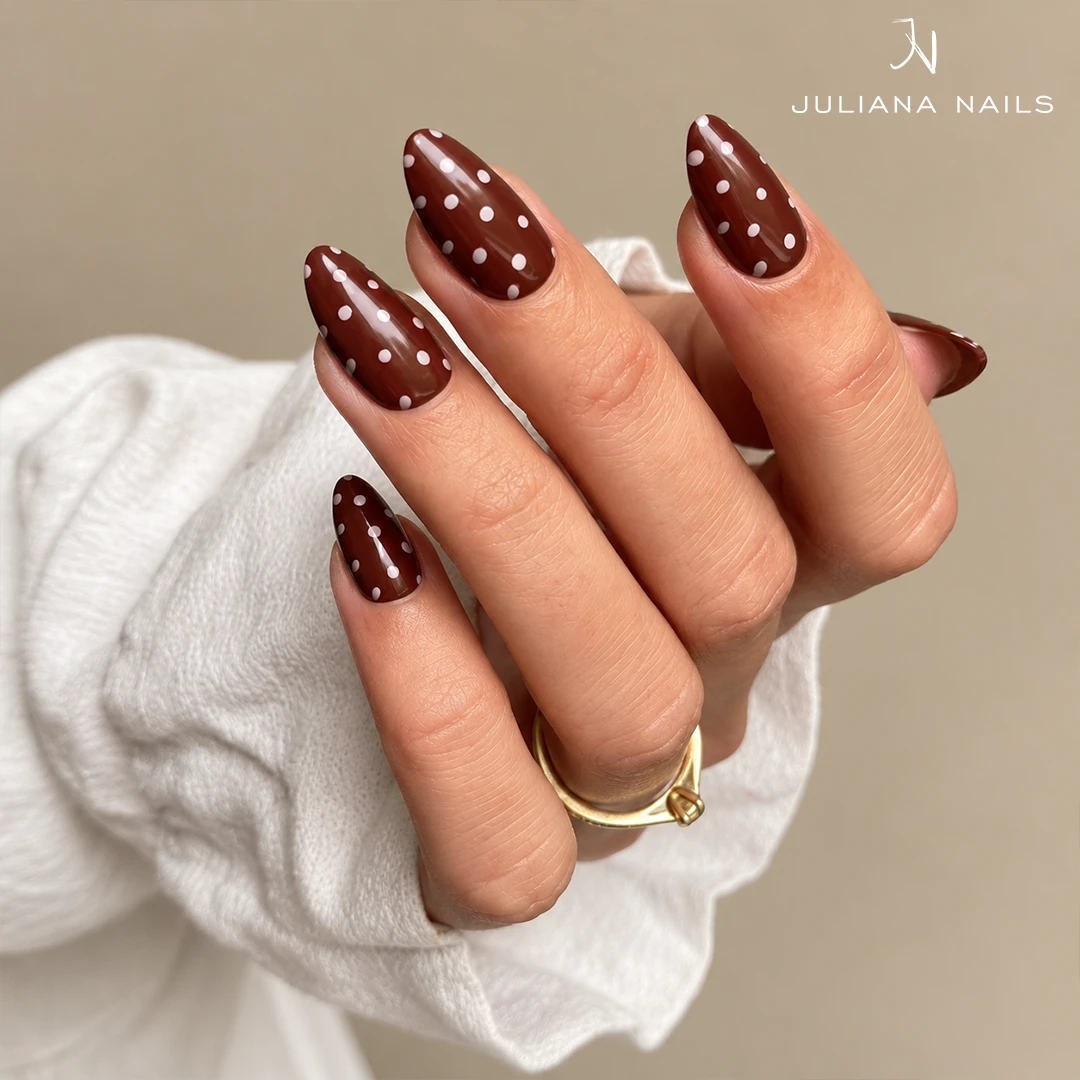 Soft Gel Press Ons – Polka Dots am Modell getragen