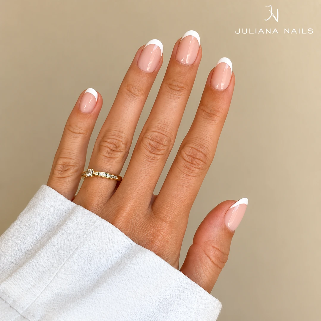 Soft Gel Press Ons – French Affair am Modell getragen