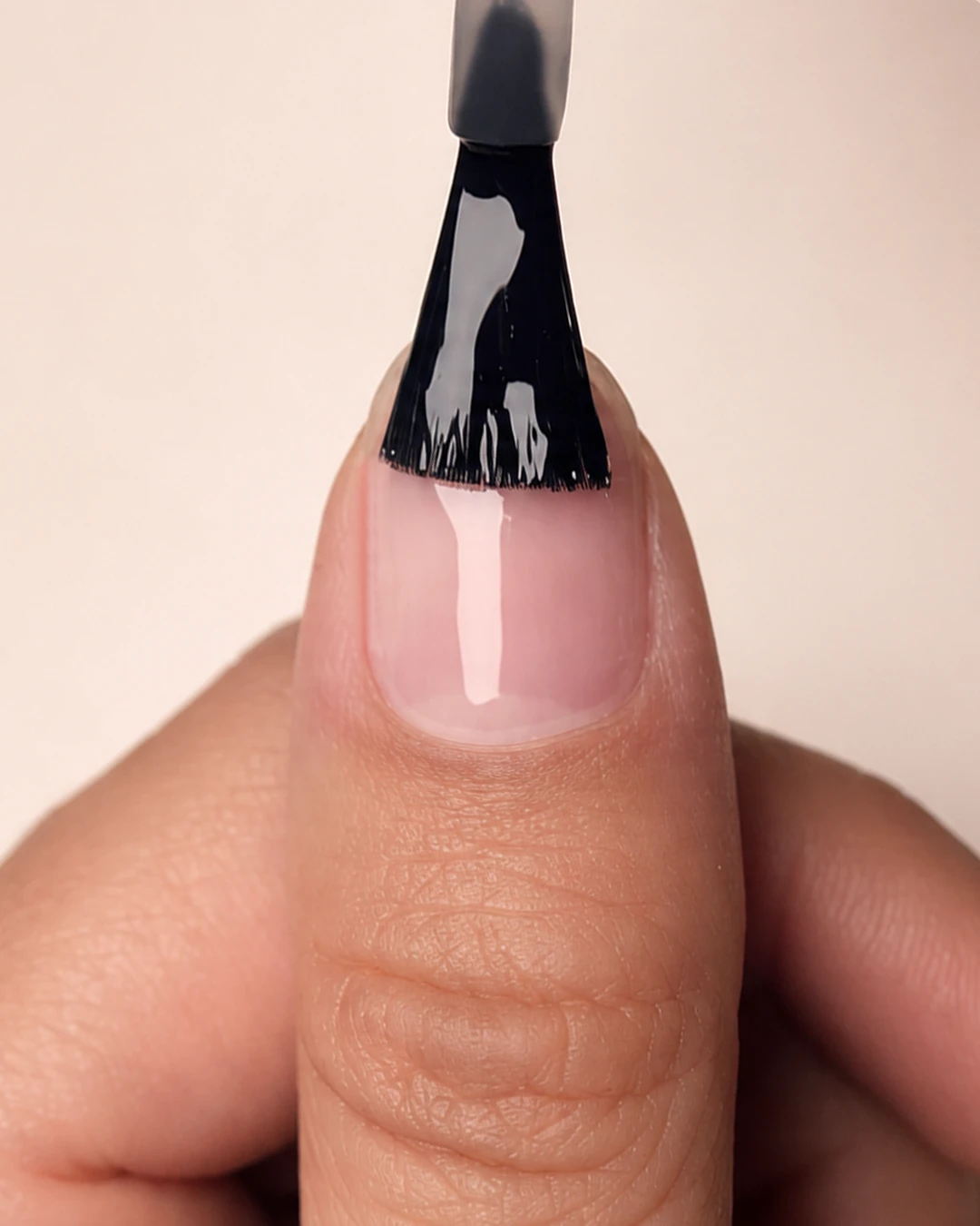 Base Coat auf den Nagel auftragen