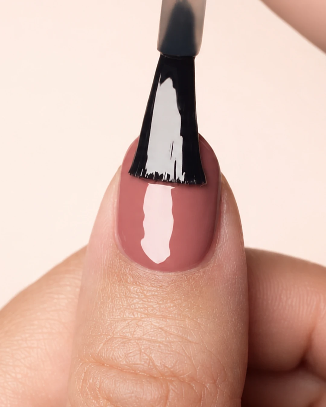 Top Coat auf den Nagel auftragen