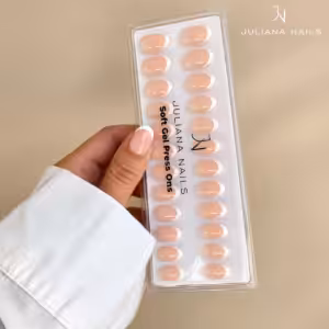 Juliana Nails Soft Gel Press Ons – French Affair (Short, Round) (TP400128) auf den Nägeln – realistisches Tragebild & Farbergebnis –