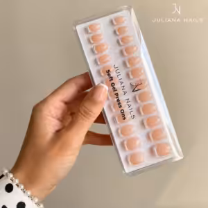 Juliana Nails Soft Gel Press Ons – Timeless French (Short, Square) (TP400127) auf den Nägeln – realistisches Tragebild & Farbergebnis –