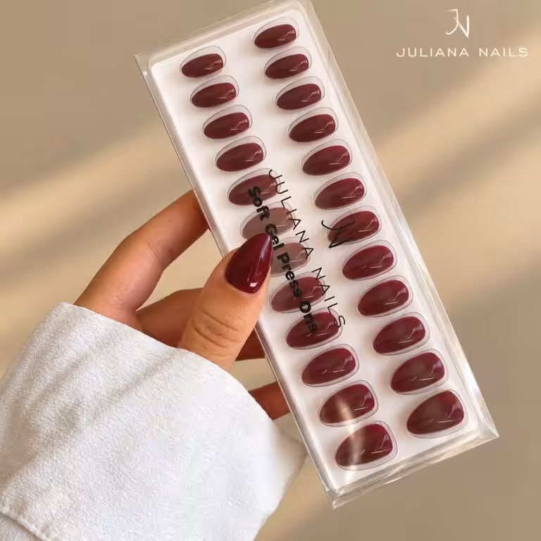 Juliana Nails Soft Gel Press Ons – Dark Cherry (Short, Almond) (TP400119) auf den Nägeln – realistisches Tragebild & Farbergebnis – Soft